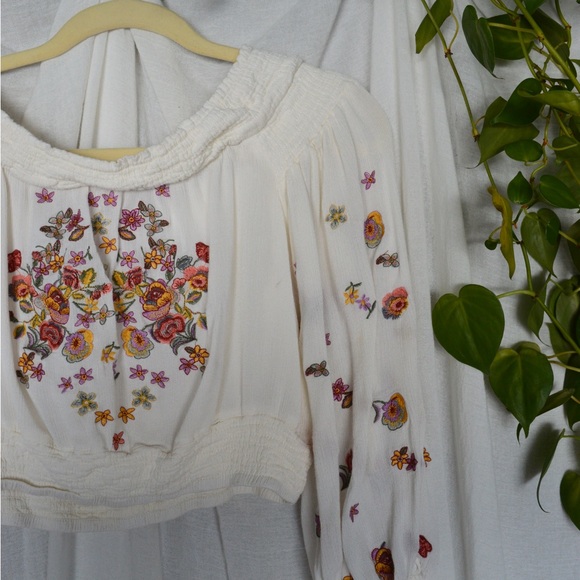 Prairie style crop top with floral embroidered details puff sleeves - Picture 3 of 3